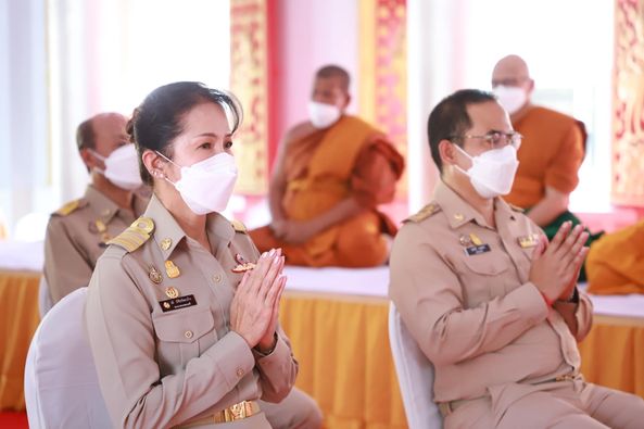 พระบาทสมเด็จพระเจ้าอยู่หัวฯ พระราชทานภัตตาหารเพล ถวายแด่พระภ ... Image 1