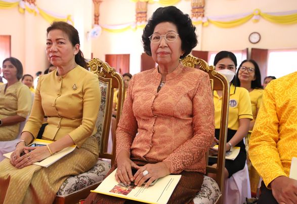 พิธีเจริญพระพุทธมนต์เฉลิมพระเกียรติ ถวายพระพรชัยมงคลแด่ พระบ ... Image 1