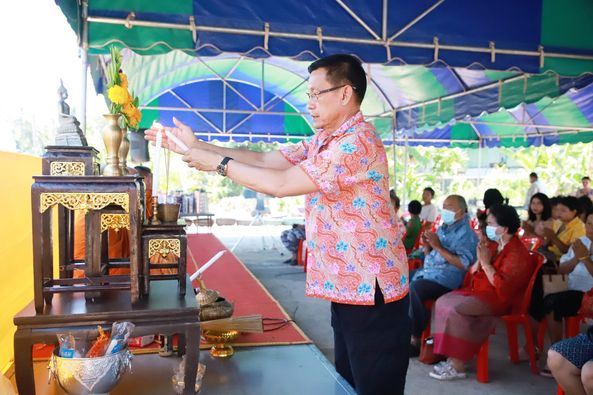 นายกแป๊ะ ร่วมสรงน้ำพระ และรดน้ำขอพรผู้สูงอายุของชุมชนเสม็ดเร ... รูปภาพ 1