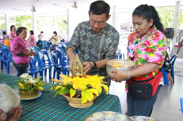 นายกแป๊ะ ร่วมสรงน้ำพระและรดน้ำขอพรผู้สูงอายุบ้านบางใหญ่ เพื่ ... รูปภาพ 1