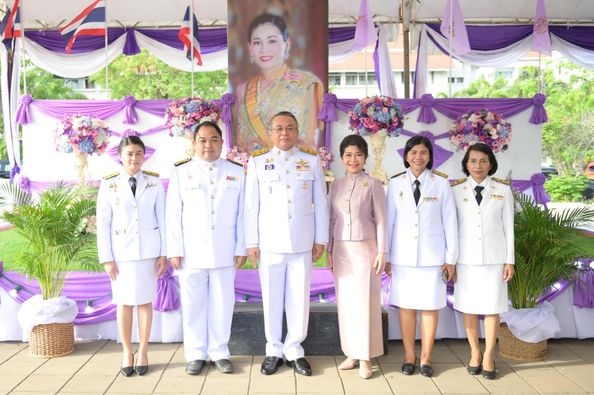 ร่วมพิธีทำบุญตักบาตร ถวายเป็นพระราชกุศล เนื่องในโอกาสวันเฉลิ ... รูปภาพ 1