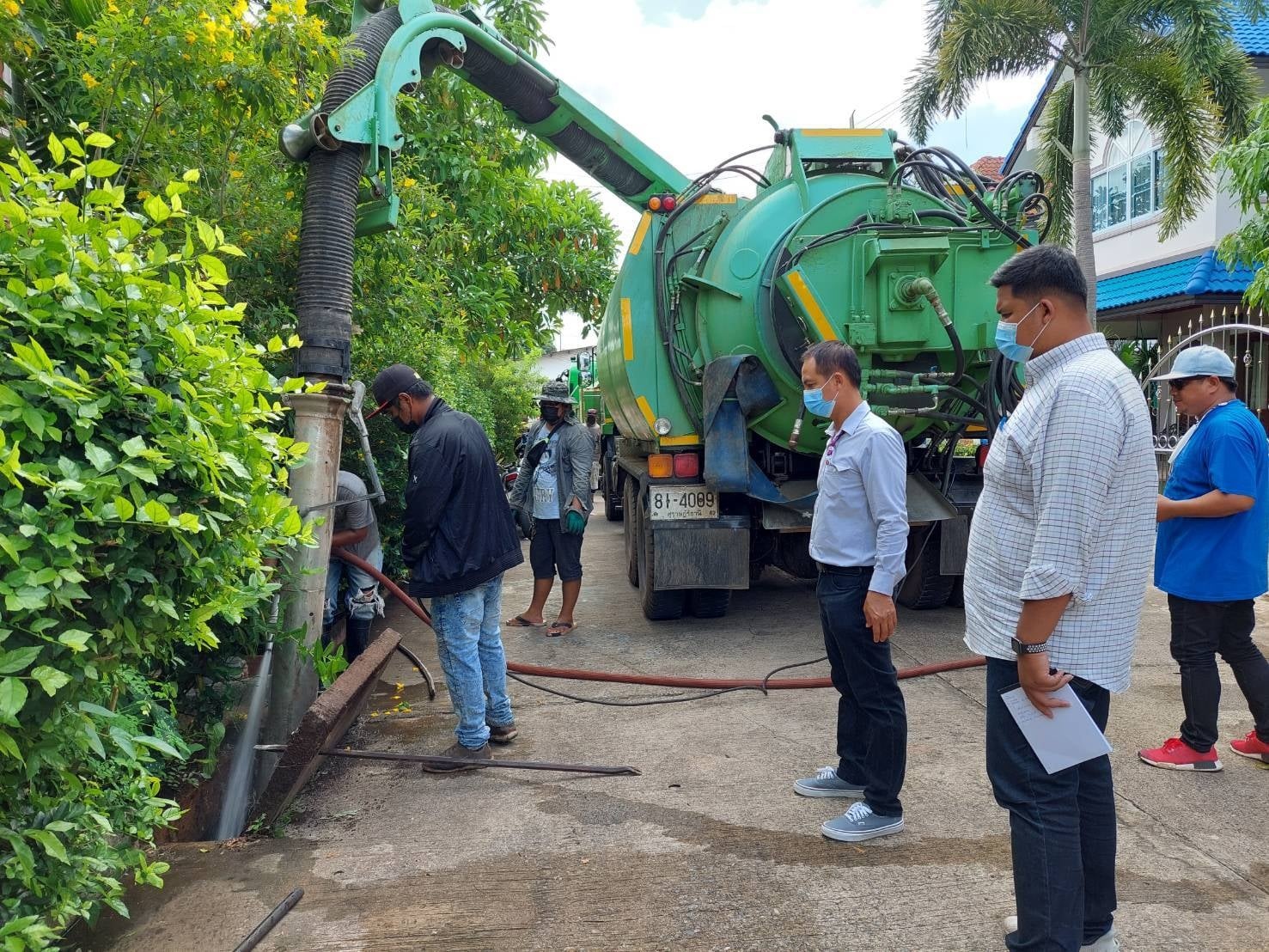 เทศบาลนครสุราษฎร์ธานี ลงพื้นที่ดูดล้างท่อระบายน้ำ ณ บุญช่วยซ ... Image 1