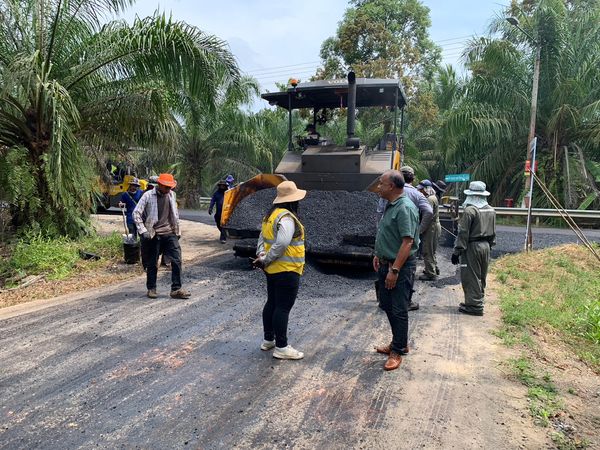 ปรับปรุงผิวจราจรในพื้นที่เพื่อความสะดวกปลอดภัยในการสัญจร Image 1