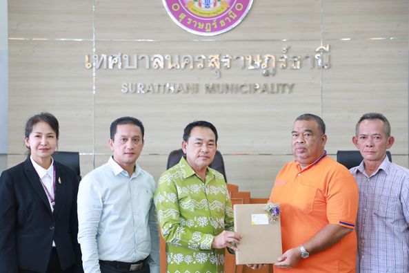 เทศบาลนครสุราษฎร์ธานี ต้อนรับคณะศึกษาดูงานจาก อบต.ไทรน้อย จั ... Image 1