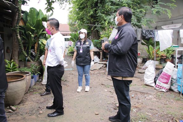 ลงพื้นที่ส่งมอบถุงยังชีพบรรเทาความเดือดร้อนให้กับผู้กักตัว ๑ ... Image 1