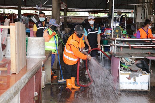 ลงพื้นที่ล้างทำความสะอาดและฉีดพ่นยาฆ่าเชื้อตลาดหน้าศูนย์พัฒน ... รูปภาพ 1