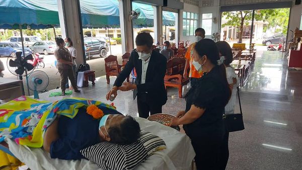 ายกเทศมนตรีนครสุราษฎร์ธานี พร้อมสมาชิกสภาเทศบาลฯ ร่วมรดน้ำศพ ... Image 1