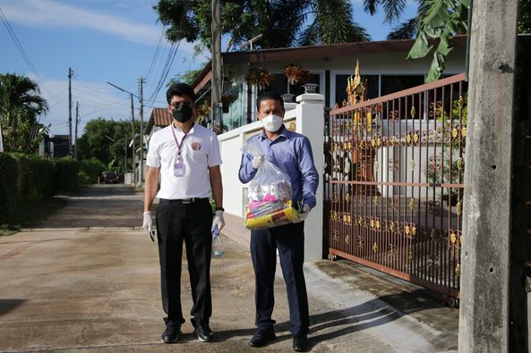 มอบถุงยังชีพบรรเทาความเดือดร้อนให้กับผู้กักตัว ๑๔ วัน Image 1