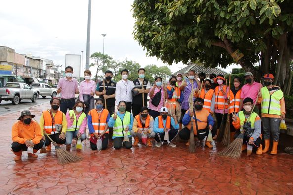 ทน.สฎ.ฉีดล้างทำความสะอาดบริเวณถนนข้างสะพานนริศซ้ำอีกครั้ง Image 1