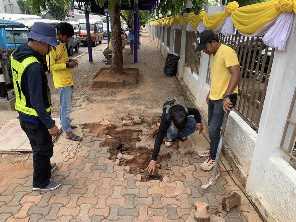 ดำเนินการซ่อมทางเท้าที่ชำรุดบริเวณหน้าศูนย์ราชการฯ (ฝั่งประต ... Image 1