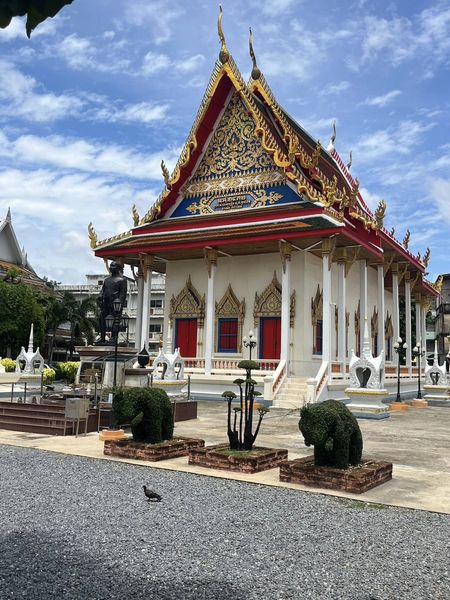 สายมูไม่ควรพลาด กราบไหว้เสด็จพ่อ ร.5 วัดกลางเก่า ริมแม่น้ำตา ... Image 1