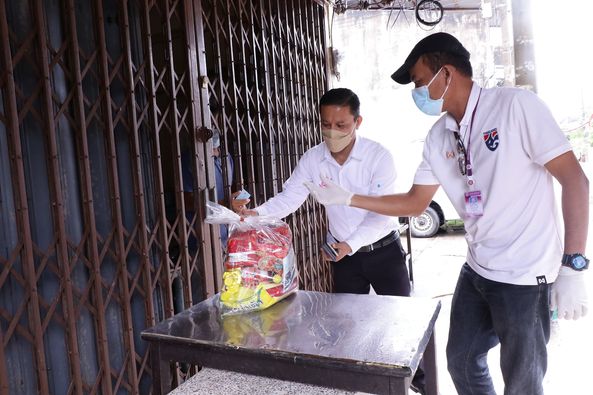 ส่งมอบถุงยังชีพแก่ผู้กักตัว ๑๔ วัน Image 1