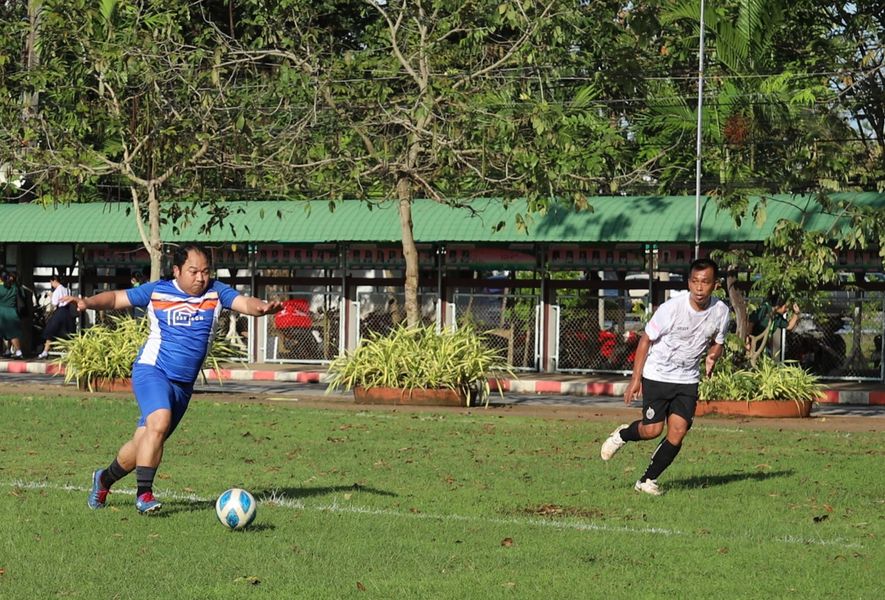 ร่วมเตะฟุตบอลกระชับมิตร เนื่องในวันวิญญาณ Image 1