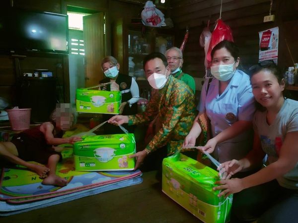 ลงพื้นที่เยี่ยมให้กำลังใจ และมอบผ้าอ้อมผู้ใหญ่ รูปภาพ 1