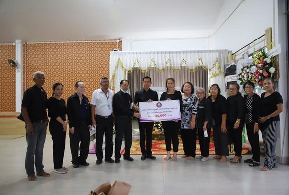 นายกแป๊ะ เป็นตัวแทนมอบเงิน 30,000 บาท แก่สมาชิกกองทุนสวัสดิก ... รูปภาพ 1