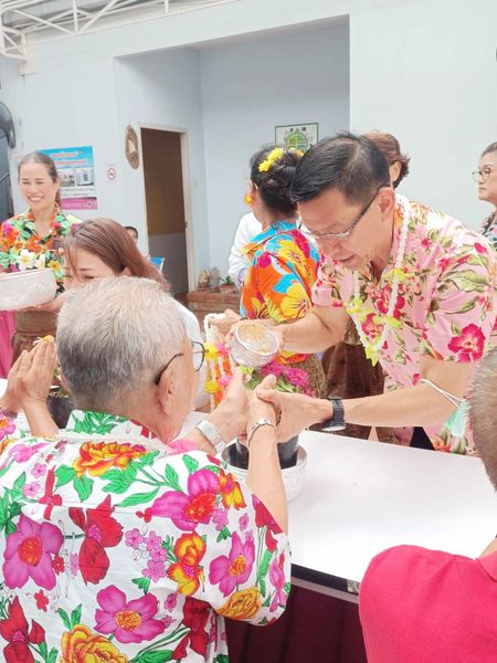 นายกแป๊ะ ร่วมสรงน้ำพระ และรดน้ำขอพรผู้สูงอายุของชมรมผู้สูงอา ... Image 1