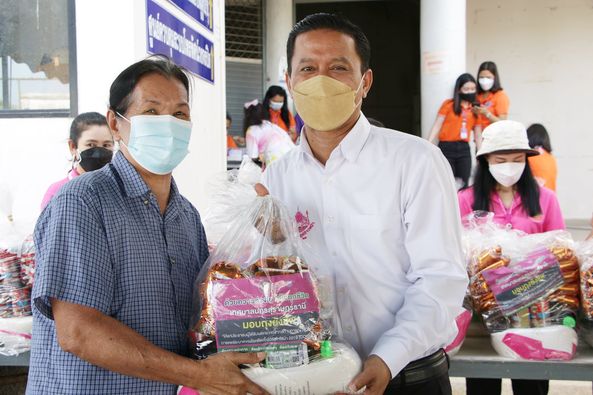 บรรยากาศ ปฏิบัติการส่งมอบถุงยังชีพโครงการช่วยเหลือการดำรงชีพ ... Image 1