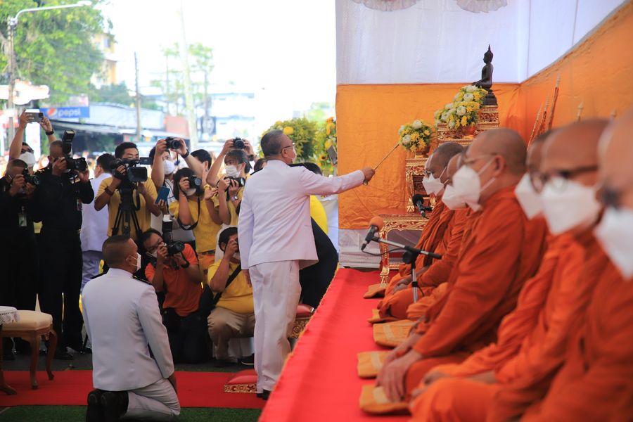 พิธีทำบุญตักบาตรถวายพระราชกุศล เนื่องในโอกาสวันเฉลิมพระชนมพร ... Image 1