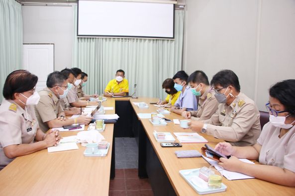 ประชุมหารือการให้บริการประชาชนที่มารับการฉีดวัคซีนป้องกันโคว ... Image 1