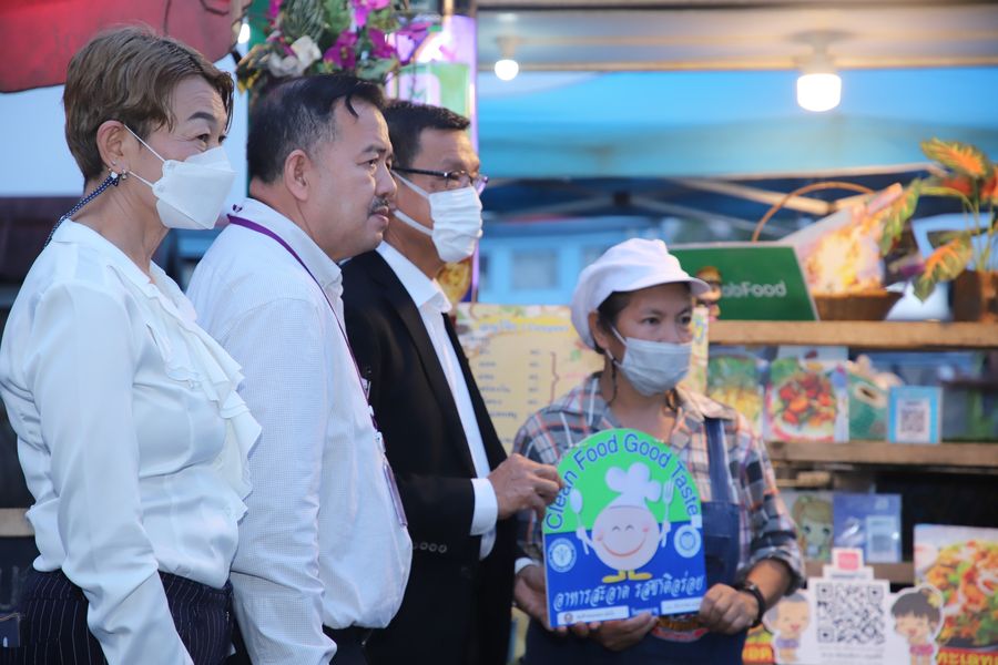 นายกฯแป๊ะ มอบป้าย CFGT พ่อค้าแม่ค้าตลาดมิตรเกษมและตลาดท่าเรื ... Image 1