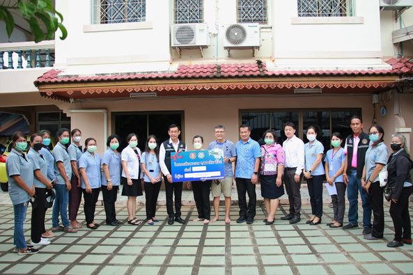 นายกแป๊ะลงพื้นที่มอบเตียงพยาบาลตามโครงการเตียงพยาบาล 1,000 เ ... Image 1