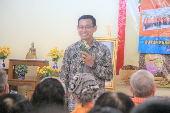 นายกเทศมนตรี ลงพื้นที่พบปะชมรมผู้สูงอายุ Image 1