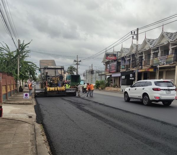เทศบาลนครสุราษฎร์ธานี ได้จ้างเหมาก่อสร้างปรับปรุงผิวจราจรแบบ ... Image 1