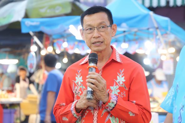 นายกแป๊ะ มอบทุนการศึกษา และเกียรติบัตรแก่บุตรหลานชมรมผู้ประก ... Image 1