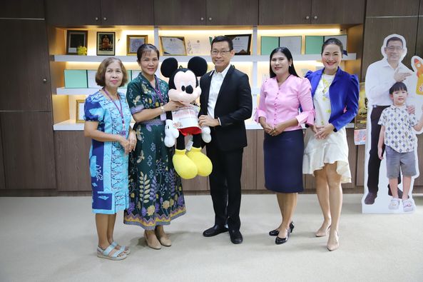 เทศบาลนครสุราษฎร์ธานี รับมอบรถจักรยาน และตุ๊กตา จากผู้อำนวยก ... Image 1