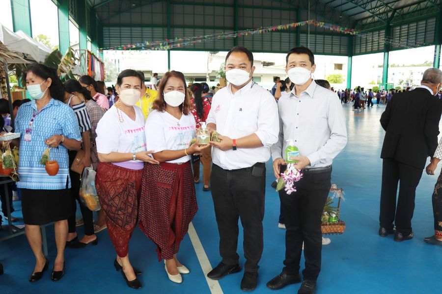 เยี่ยมชมการจัดบูทร้านค้าในกิจกรรม “ตลาดนัดพอเพียงบ้านแตงอ่อน ... Image 1