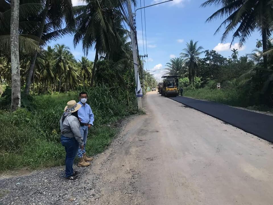 ปรับปรุงผิวจราจรในพื้นที่เพื่อความสะดวกปลอดภัยในการสัญจร Image 1