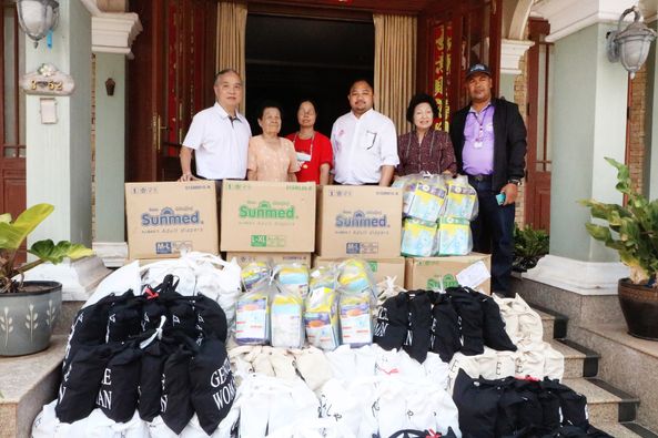 รับมอบผ้าอ้อมสำเร็จรูปและถุงยังชีพสำหรับอุปโภคบริโภค รูปภาพ 1