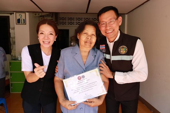 ลงพื้นที่มอบเกียรติบัตร โครงการ อสม. นักรบเสื้อเทาคุ้มภัยชุม ... รูปภาพ 1