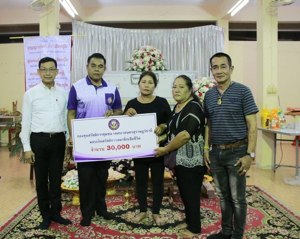 เทศบาลนครสุราษฎร์ธานีร่วมมอบเงิน 30,000 บาท แก่สมาชิกกองทุนส ... รูปภาพ 1