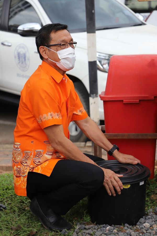 Kick off การจัดทำถังขยะเปียกลดโลกร้อน ณ สำนักงานเทศบาลนครสุร ... Image 1