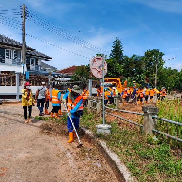 ทน.สฎ.ร่วมพัฒนาดำเนินการทำความสะอาดโฉลกรัฐ๑๒ ,หมู่บ้านเสาวลั ... Image 1