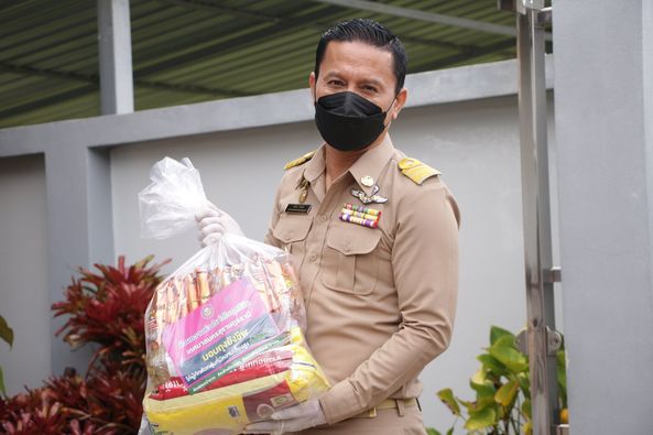 ลงพื้นที่ส่งมอบถุงยังชีพบรรเทาความเดือดร้อนให้กับผู้กักตัว ๑ ... รูปภาพ 1