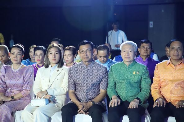 งานเปิดตัวหนังสือที่ระลึกผ้าไทย “สุราษฎร์ธานี สิริพัสตรา” รูปภาพ 1