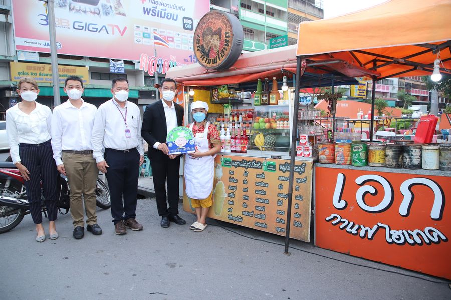 นายกฯแป๊ะ มอบป้าย CFGT พ่อค้าแม่ค้าตลาดมิตรเกษมและตลาดท่าเรื ... Image 1