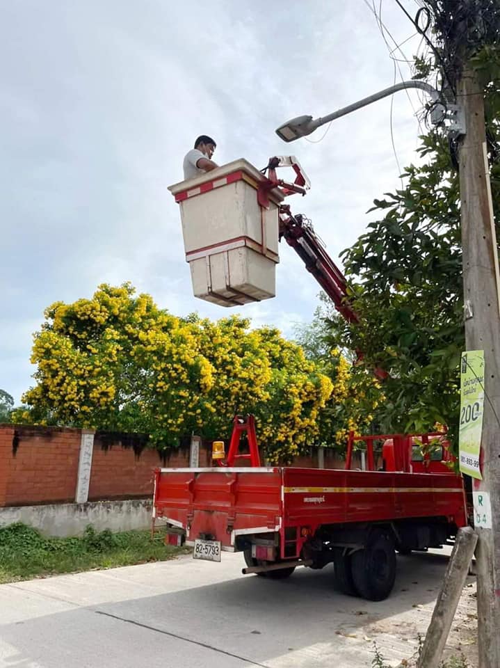 เทศบาลนครสุราษฎร์ธานีดำเนินการซ่อมแซมเปลี่ยนโคมไฟถนนชนิด LED ... Image 1