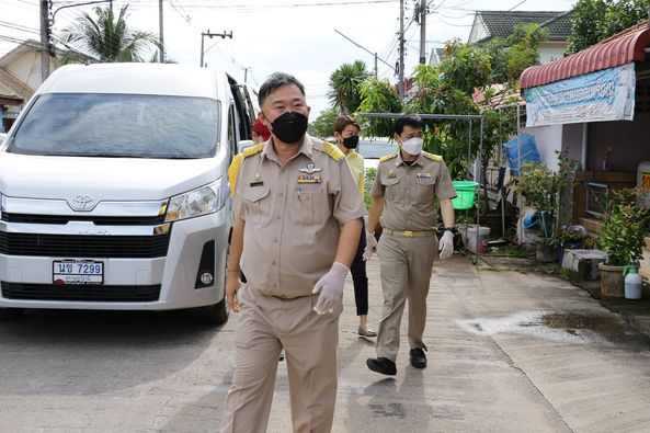 ลงพื้นที่ส่งมอบถุงยังชีพบรรเทาความเดือดร้อนให้กับผู้กักตัว ๑ ... Image 1