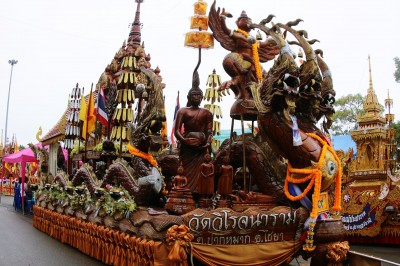 ภาพเรือพนมพระทางบก,รถต้นเทียนคุ้มวัดกลาง Image 1