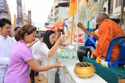 ร่วมทำบุญตักบาตรอาหารคาว-หวาน และน้ำดื่ม รูปภาพ 1