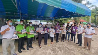 เตรียมความพร้อมที่จะมอบถุงยังชีพเพื่อร่วมโครงการตู้ปันสุข Image 1