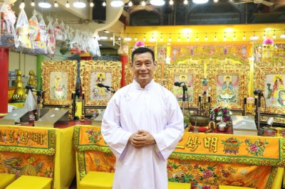 เทศบาลนครสุราษฎร์ธานี ร่วมพิธีสวดมนต์ เดินธูป งานเทศกาลถือศี ... Image 1