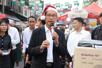 มอบทุนการศึกษา และเกียรติบัตรแก่บุตรหลานชมรมผู้ประกอบการแผงล ... Image 1