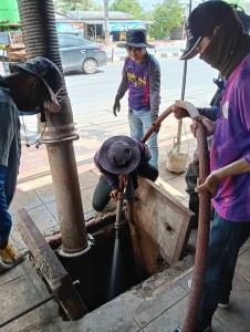 เทศบาลนครสุราษฎร์ธานี ดำเนินการดูดลอกท่อระบายน้ำ กำจัดสิ่งปฏ ... Image 1