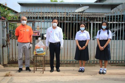 ลงพื้นที่ส่งมอบถุงยังชีพบรรเทาความเดือดร้อนให้กับผู้กักตัว ๑ ... Image 1