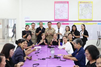 เทศบาลนครสุราษฎร์ธานีเชิญชวนประชาชนร่วมทำริบบิ้น เครื่องหมาย ... Image 1