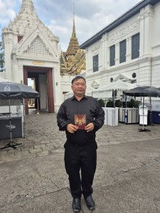 กราบถวายบังคมพระบรมศพสมเด็จพระนางเจ้าสิริกิติ์ พระบรมราชินีน ... Image 1